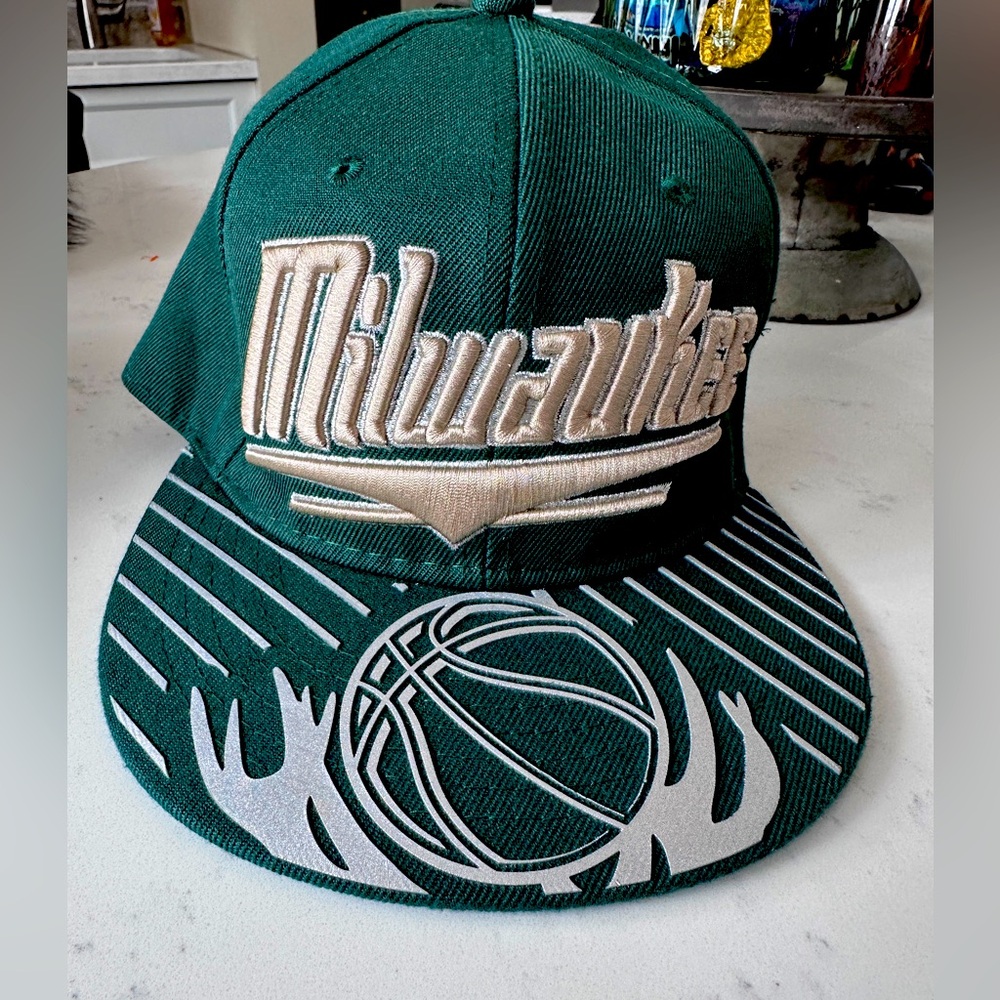 Men’s hat Milwaukee Bucks Embroidered Logo Leader of the Game Flat Brim Snapback